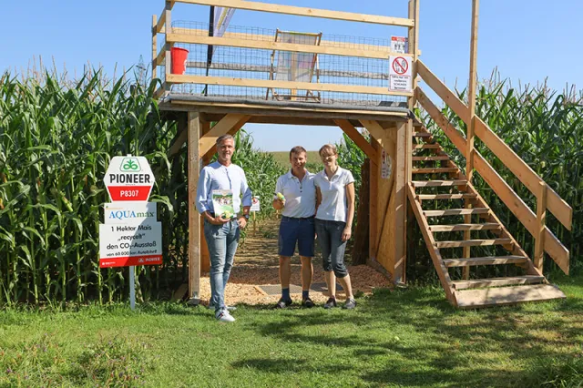 Erwin und Elke Radner (Wirt in der Edt) mit Vbgm. Alex Schuster beim Eingang zum Maislabyrinth